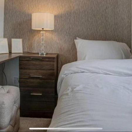 Luxury 4 Bedroom House Манчестер Экстерьер фото