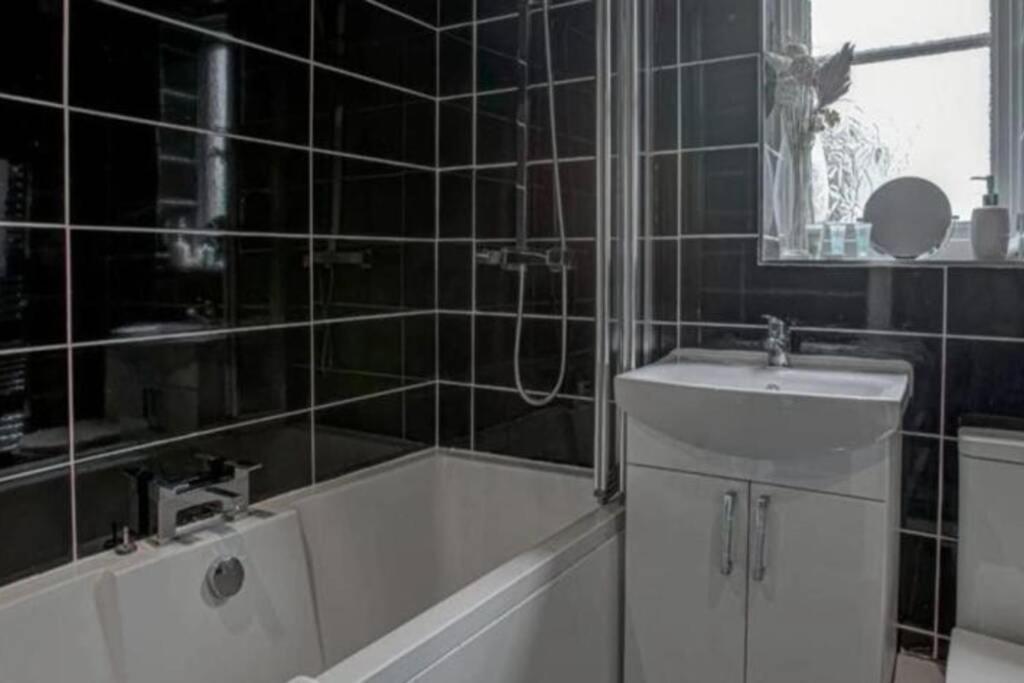 Luxury 4 Bedroom House Манчестер Экстерьер фото