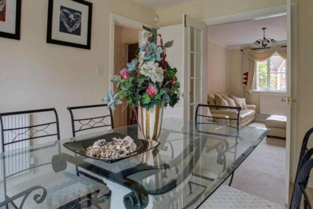 Luxury 4 Bedroom House Манчестер Экстерьер фото