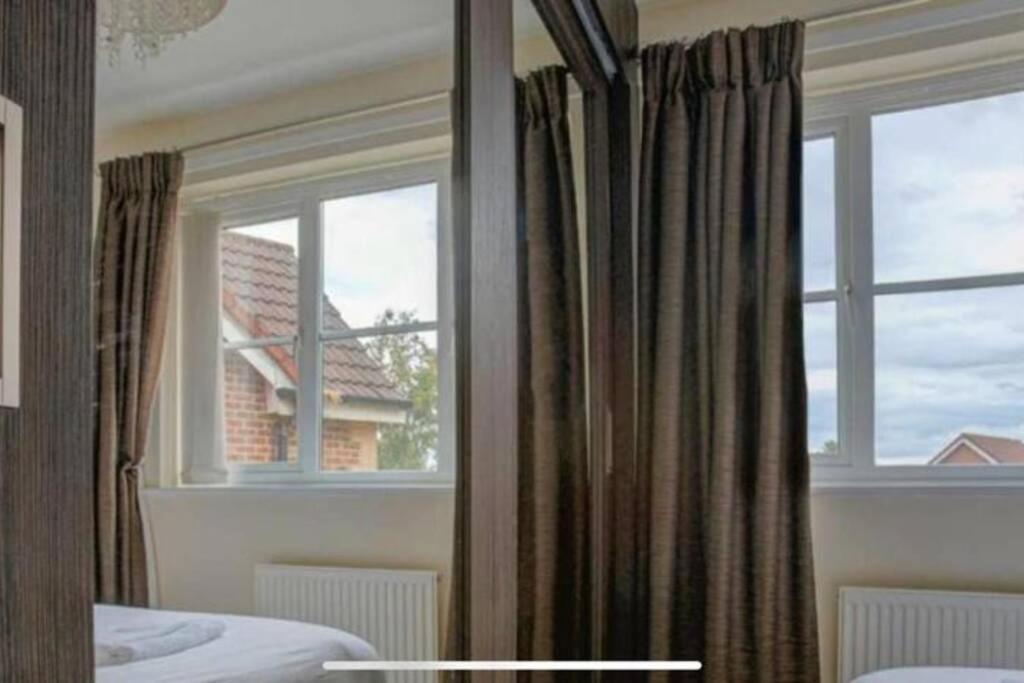 Luxury 4 Bedroom House Манчестер Экстерьер фото