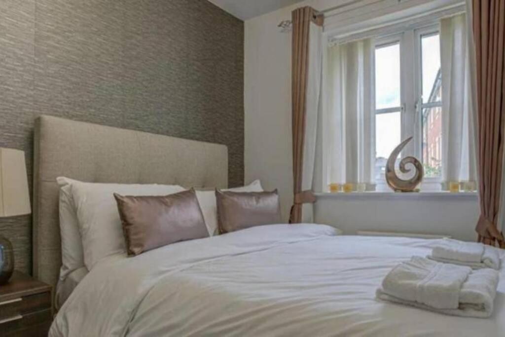 Luxury 4 Bedroom House Манчестер Экстерьер фото